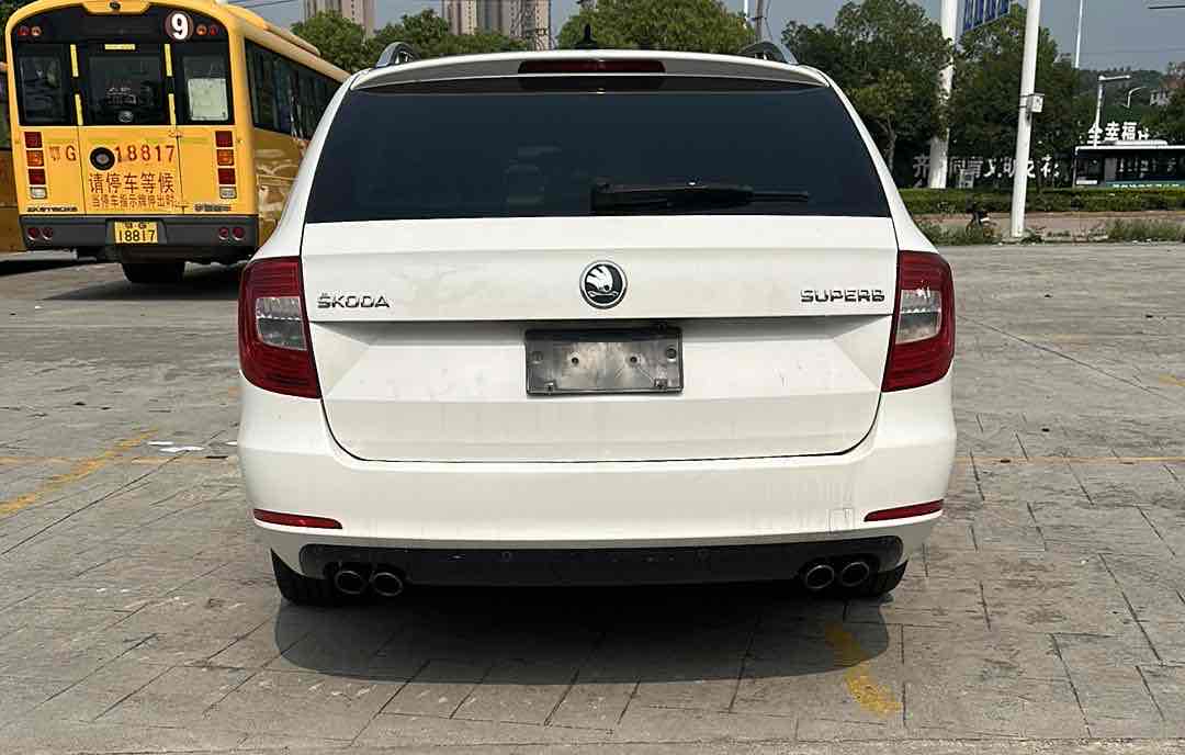 Skoda Superb Combi 2014 car image #5
