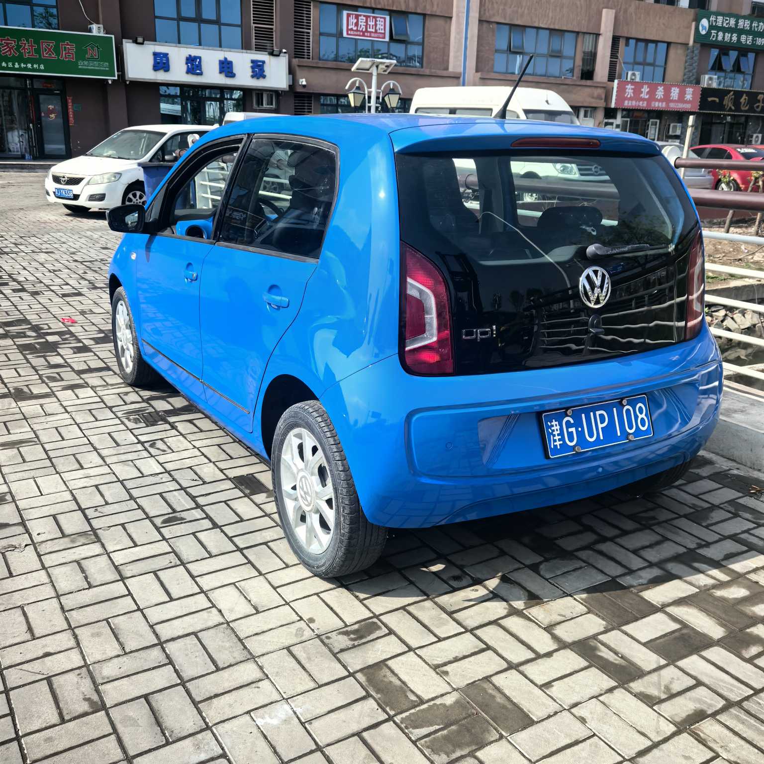 Volkswagen up! 2015 изображение автомобиля #5