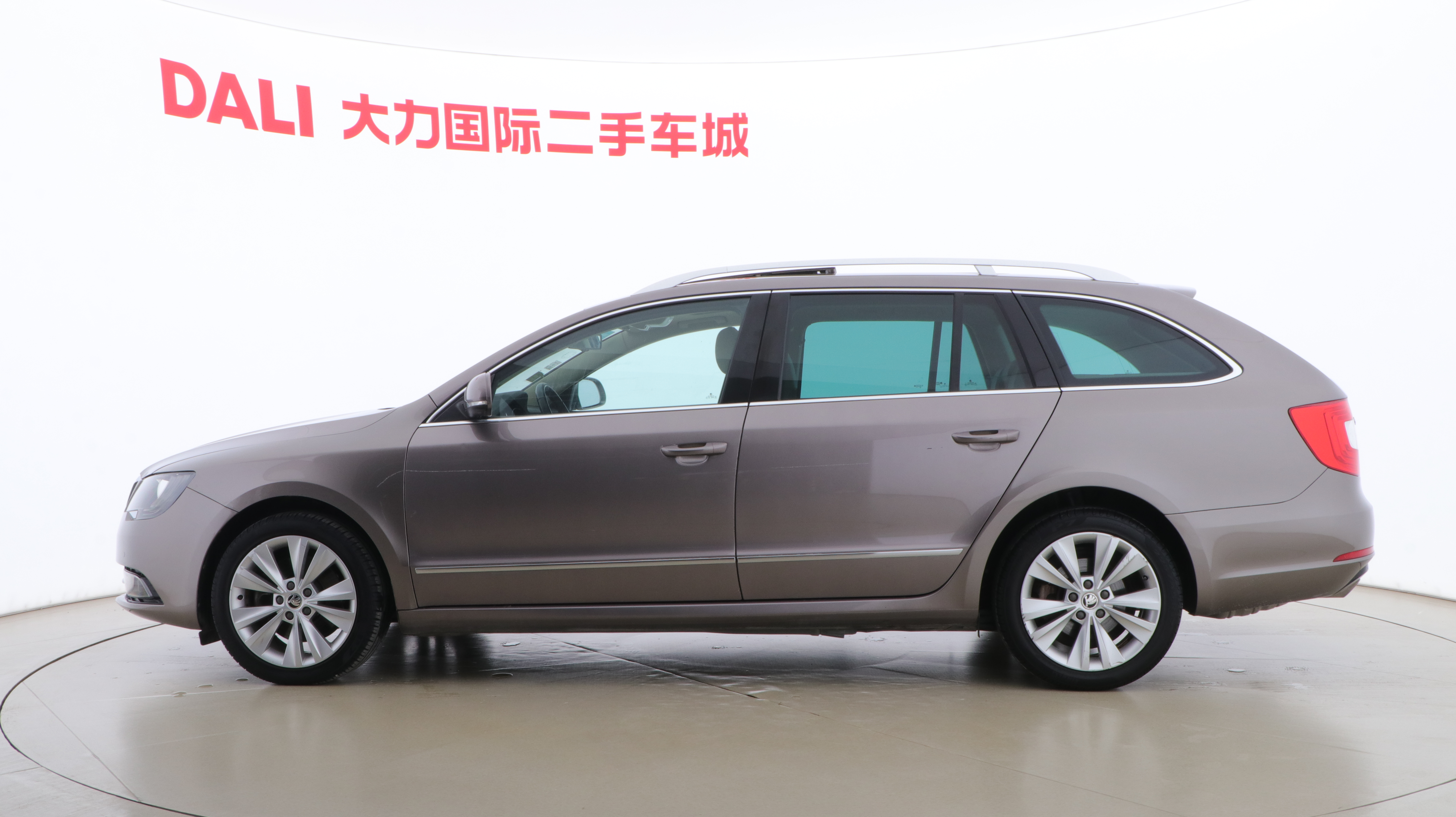 Skoda Superb Combi 2014 car image #5