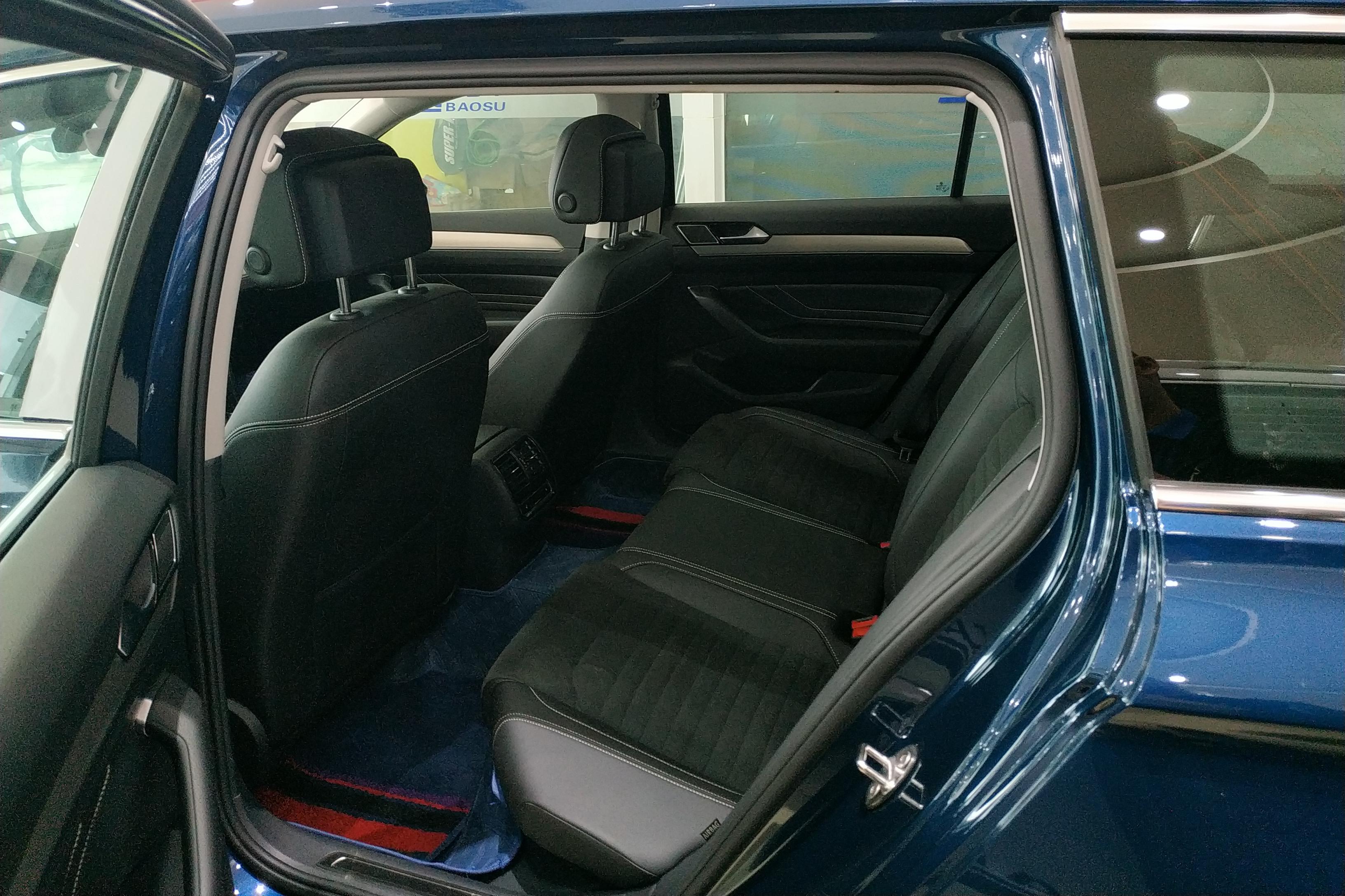 Volkswagen Passat Variant 2023 immagine di auto #5