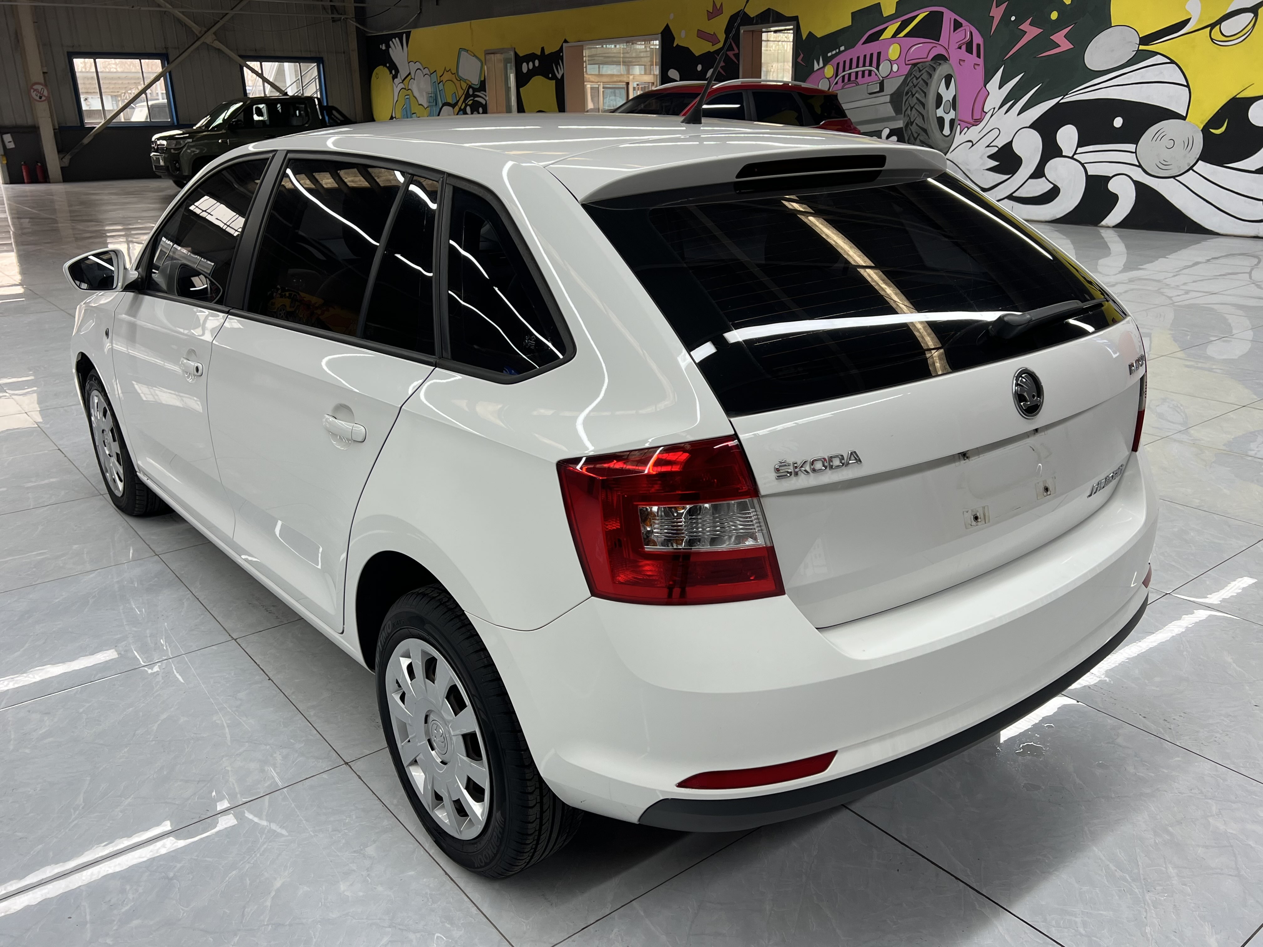 Skoda Rapid Spaceback 2017 car image #5