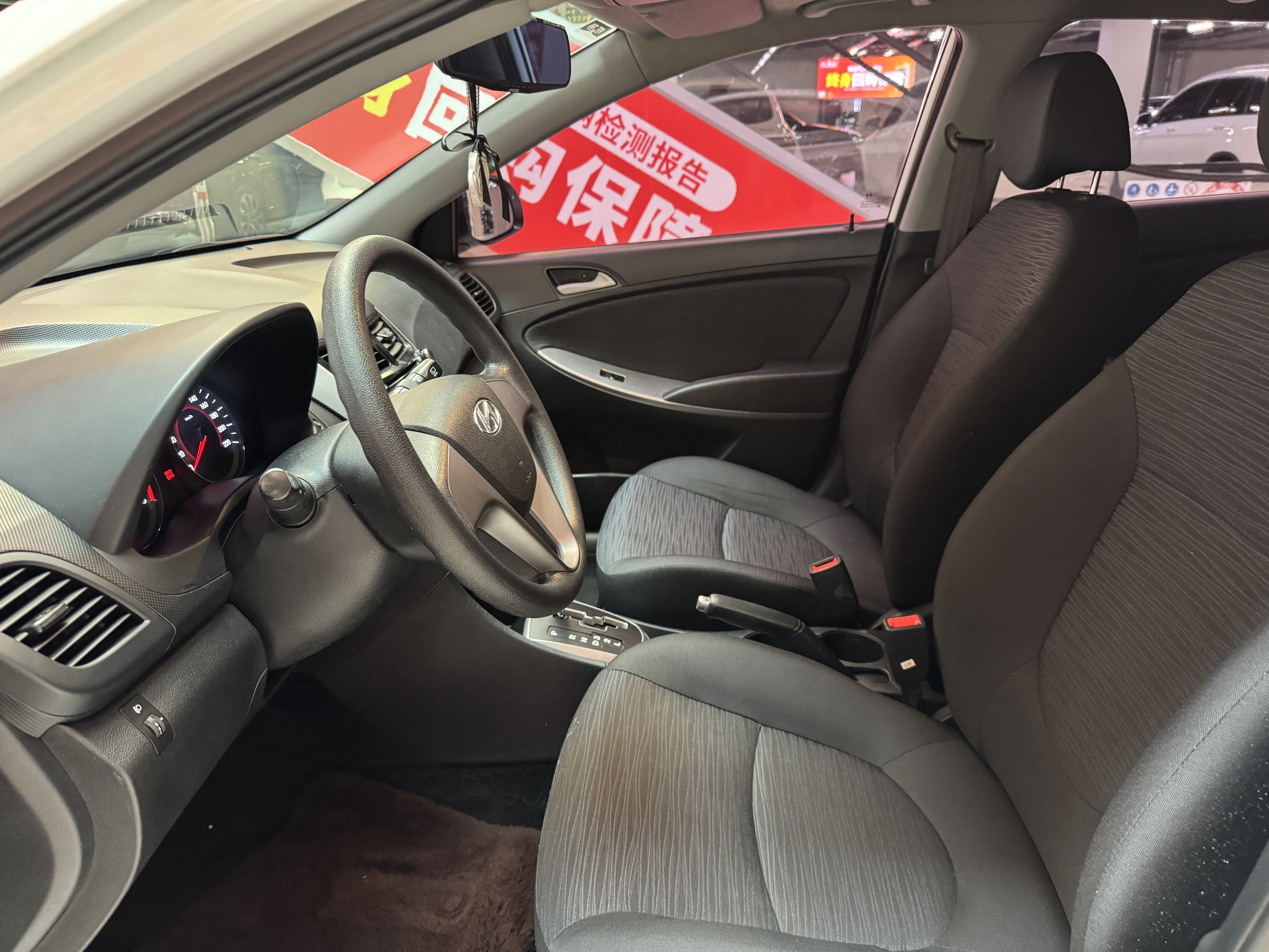 Hyundai Reina Hatchback 2015 car image #5