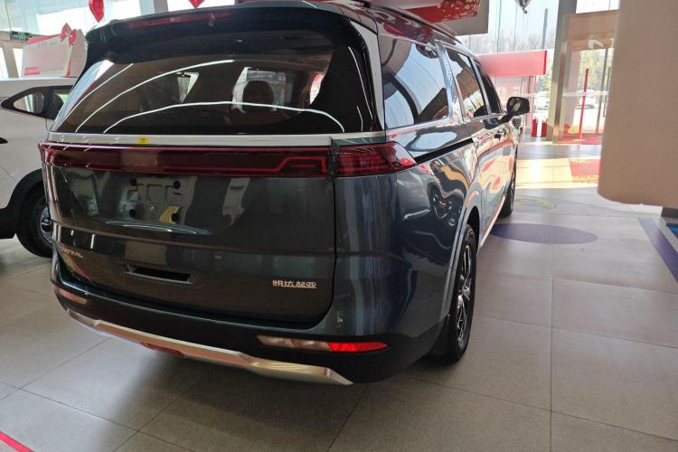 Kia Carnival изображение автомобиля #5