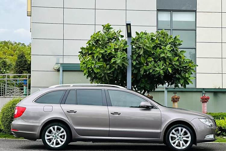 Skoda Superb Combi 2015 car image #5