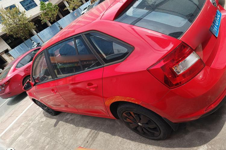 Skoda Rapid Spaceback 2015 car image #5