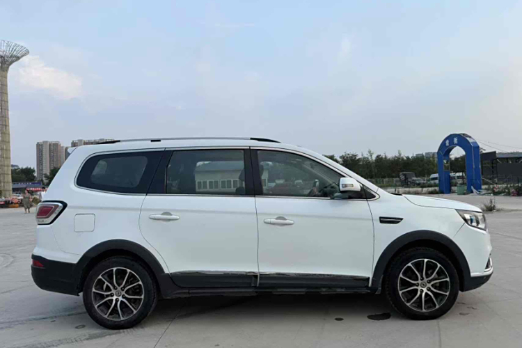 Forthing SX6 2017 #5 Forthing SX6 2017 car image #5