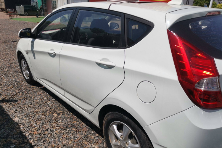 Hyundai Reina Hatchback 2015 car image #5