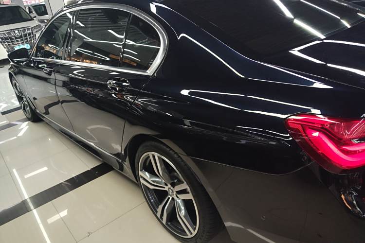 BMW M760Le 2019 car image #5