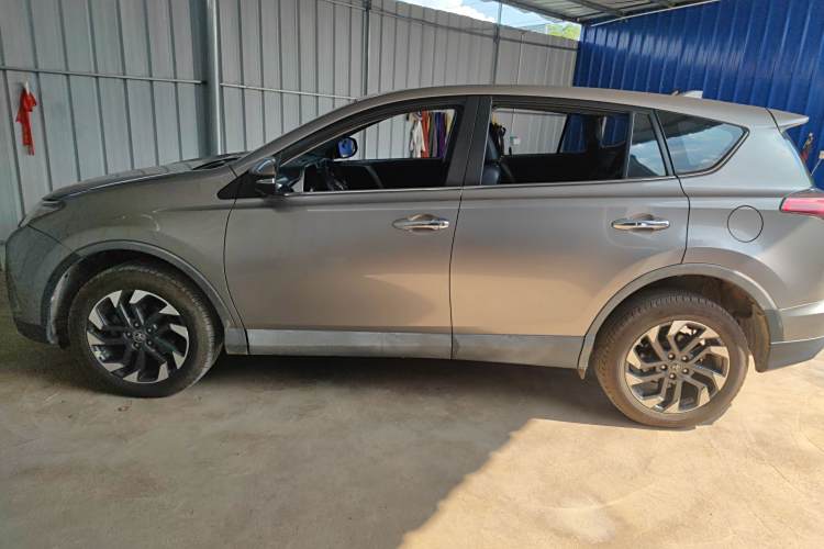 Toyota RAV4 (Imported) 2017 #5 Toyota RAV4 (Imported) 2017 immagine di auto #5