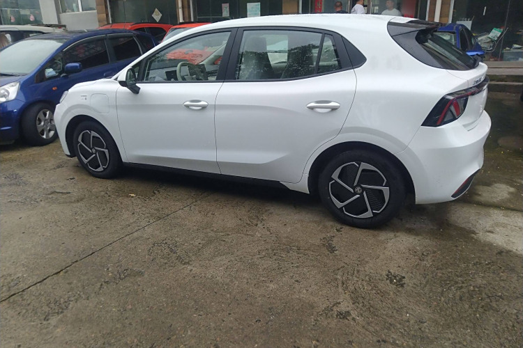 MG 4 EV 2025 car image #5