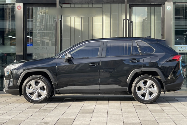 Toyota RAV4 (Imported) 2022 immagine di auto #5