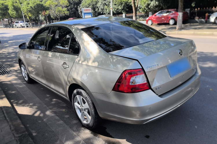 Skoda Rapid 2017 car image #5