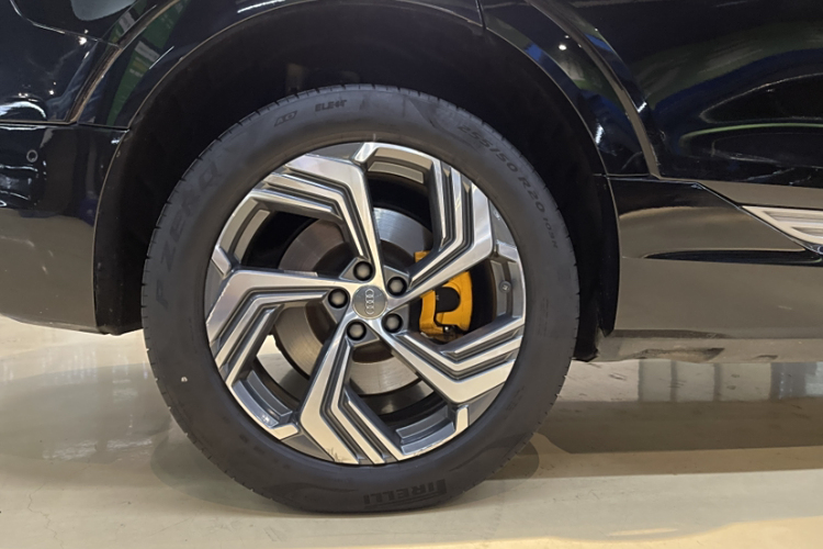 Audi e-tron 2023 #5 Audi e-tron 2023 car image #5