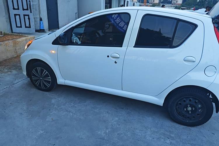 BYD e1 2019 car image #5