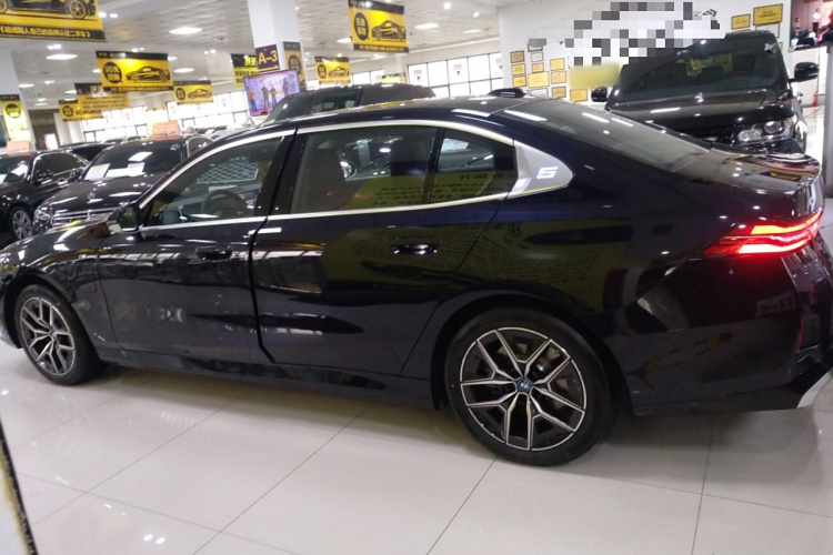 BMW i5 2025 car image #5