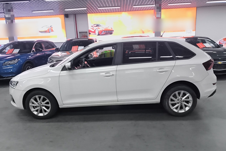 Skoda Rapid Spaceback 2020 car image #5