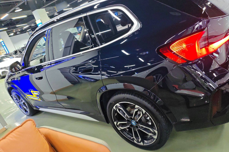 BMW iX1 2023 car image #5