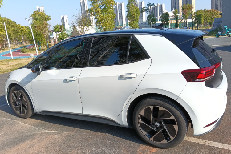 Volkswagen ID.3 2024 immagine di auto #5