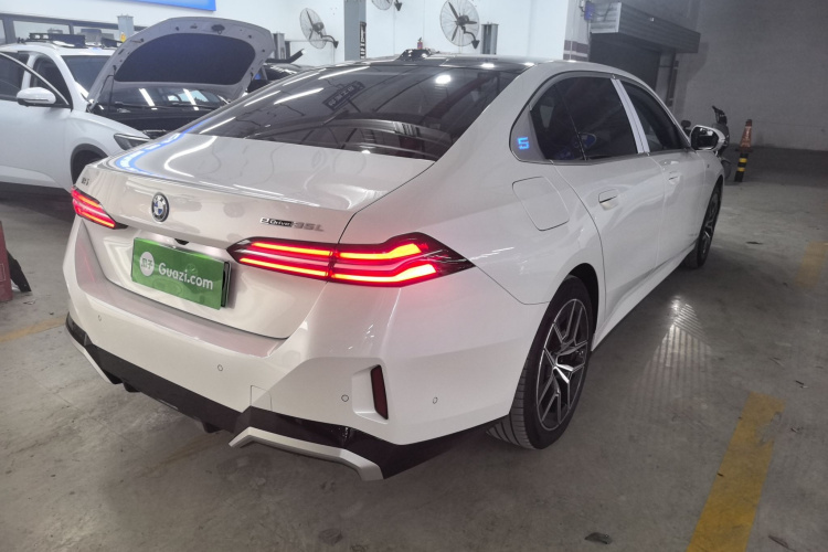 BMW i5 M60 2024 car image #5