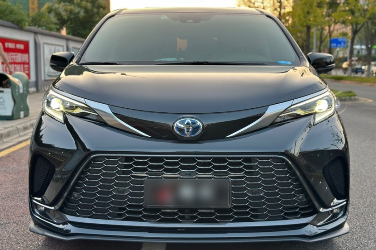 Toyota Granvia 2023 car image #5