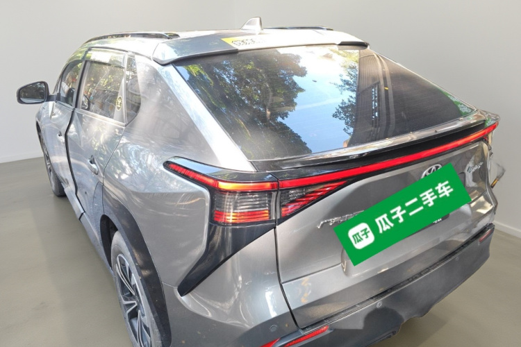 Toyota bZ4X 2023 immagine di auto #5