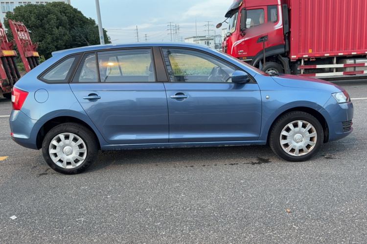 Skoda Rapid Spaceback 2016 car image #5