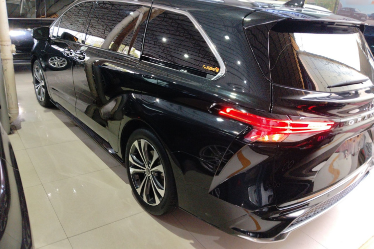 Toyota Granvia 2022 immagine di auto #5