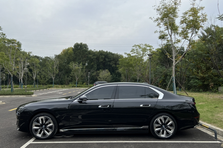 BMW i7 M70L 2024 car image #5