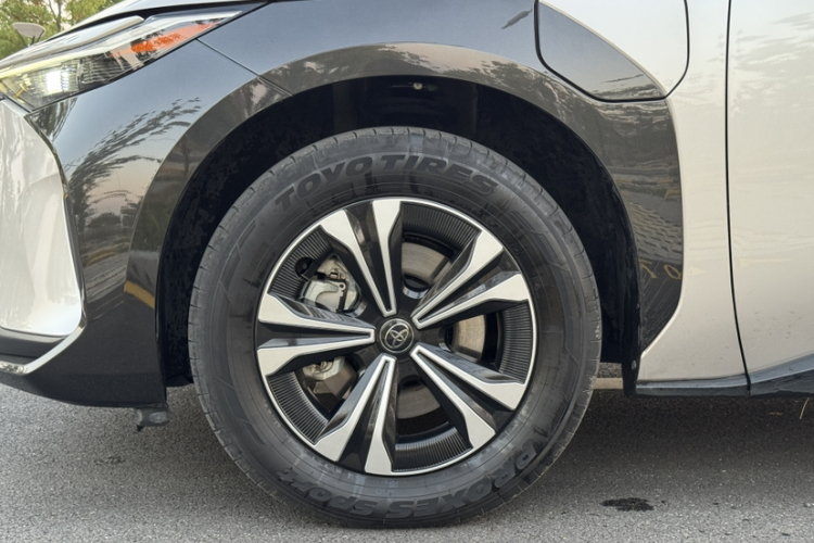 Toyota bZ4X 2022 immagine di auto #5