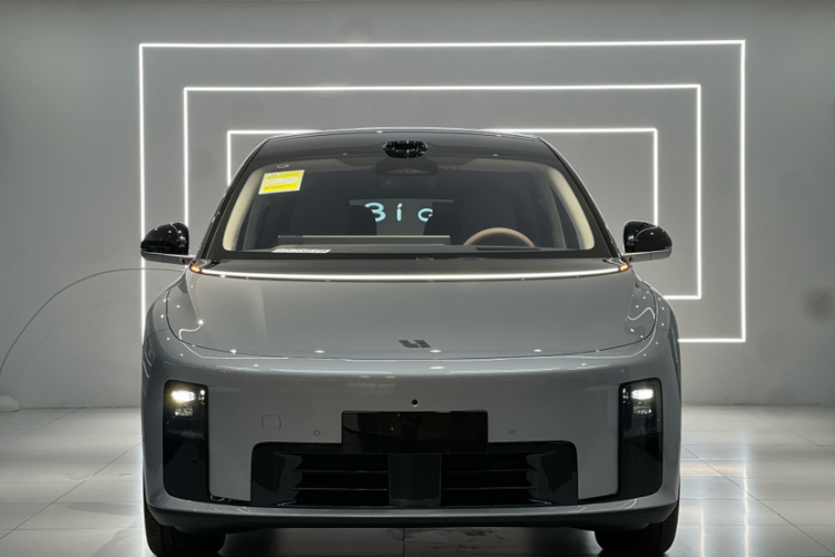 Li i8 2025 image de voiture #5