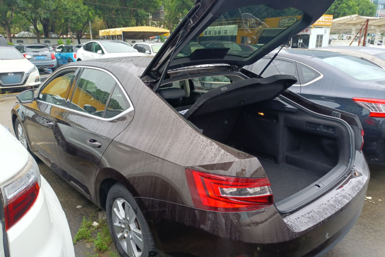 Skoda Superb 2018 car image #5