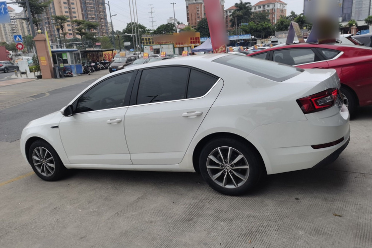 Skoda Octavia 2021 car image #5
