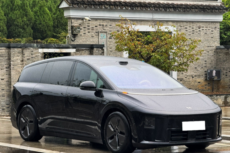 Li i8 2025 image de voiture #5