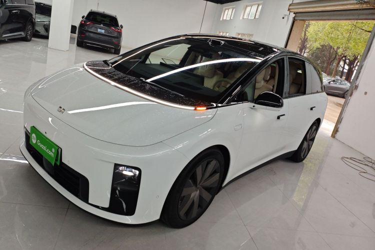 Li i8 2025 image de voiture #5