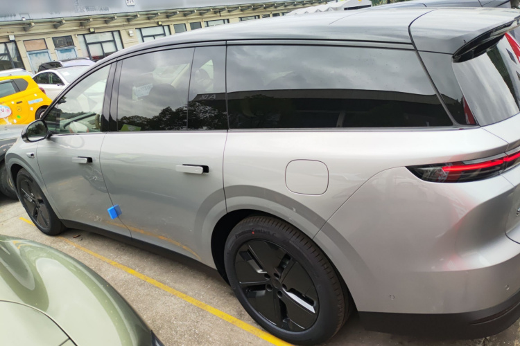 Li i8 2025 image de voiture #5