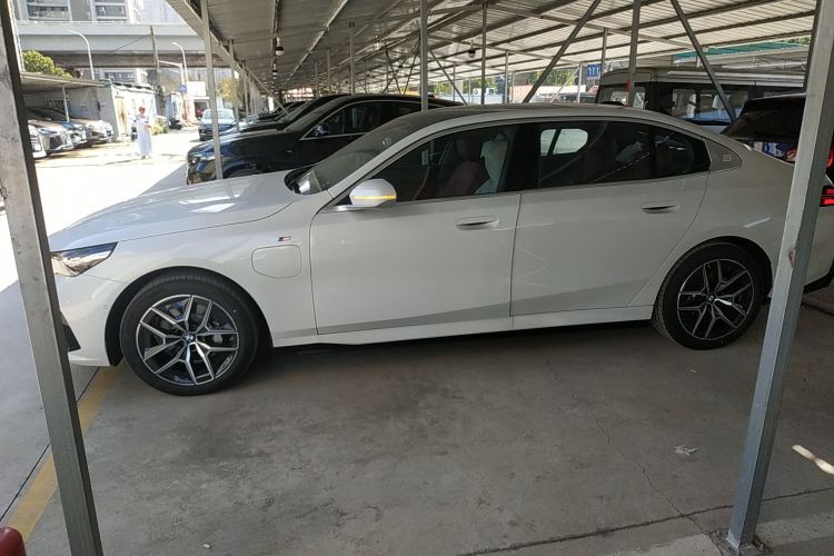 BMW i5 M60 2025 #5 BMW i5 M60 2025 car image #5