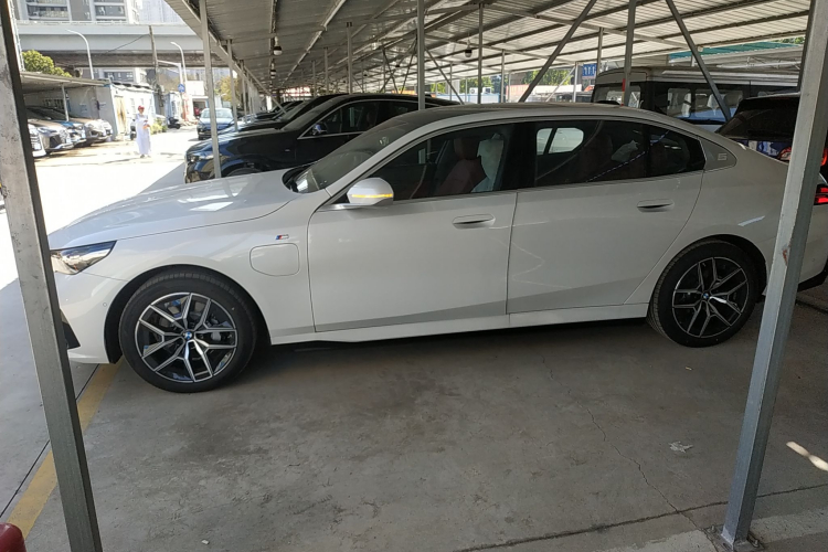 BMW i5 M60 2025 car image #5