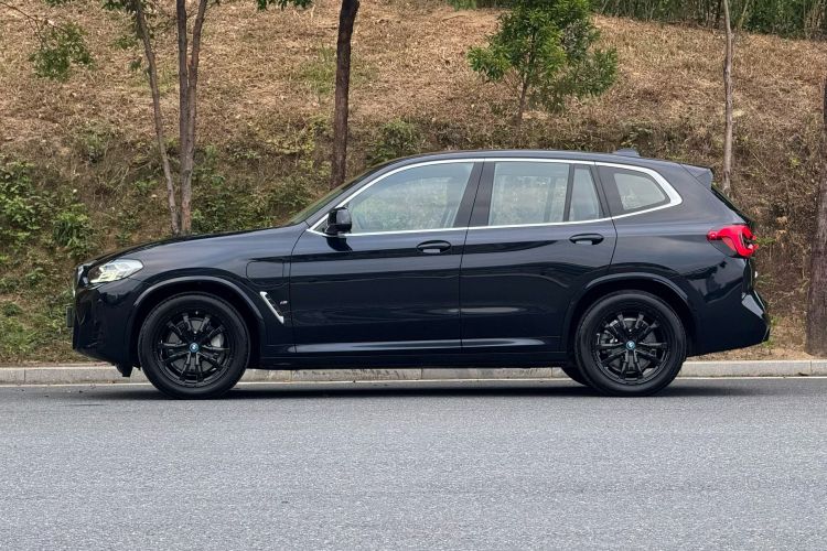 BMW iX3 2024 car image #5