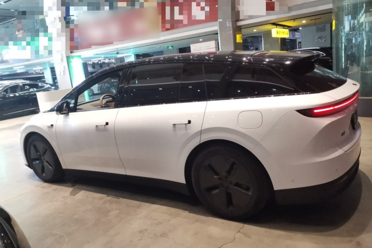 Li i6 2025 image de voiture #5