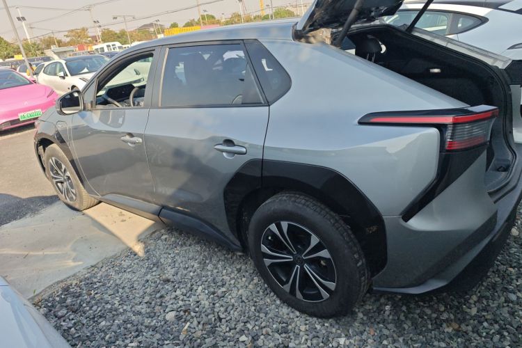 Toyota bZ4X 2024 immagine di auto #5