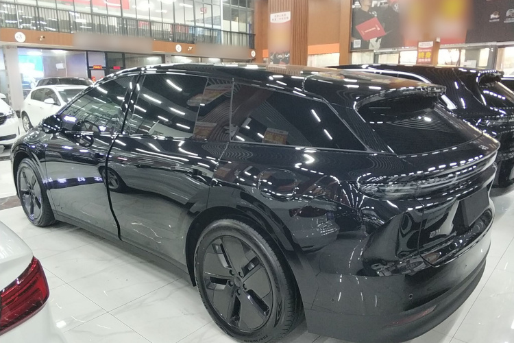 Li i6 2025 immagine di auto #5