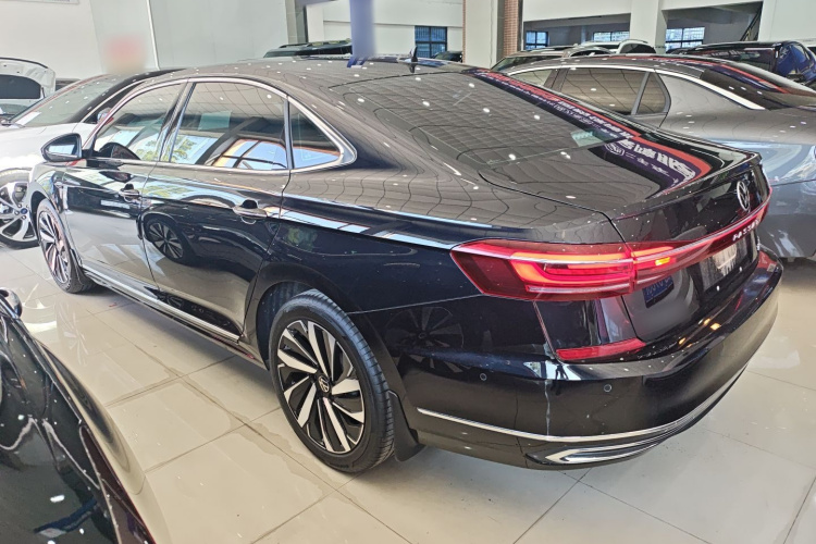 Volkswagen Passat 2024 car image #5