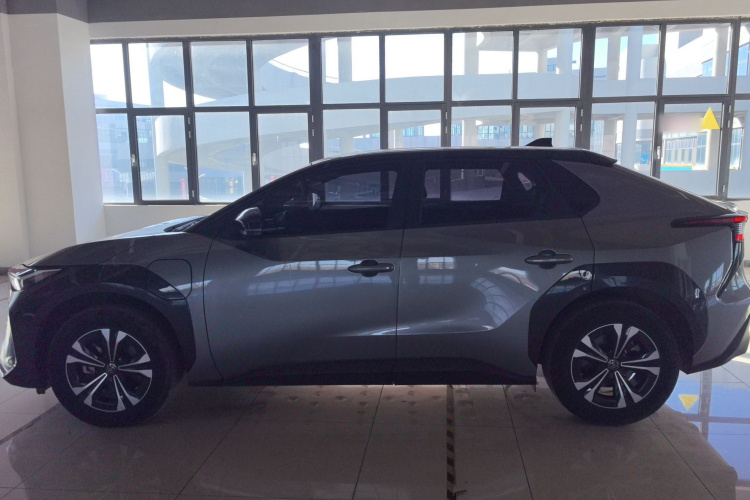 Toyota bZ4X 2022 immagine di auto #5