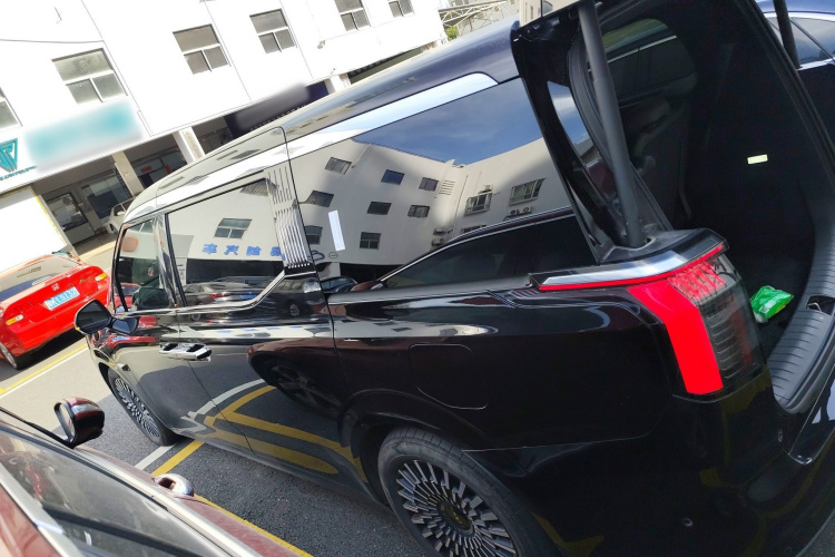 Zeekr 009 2023 car image #5