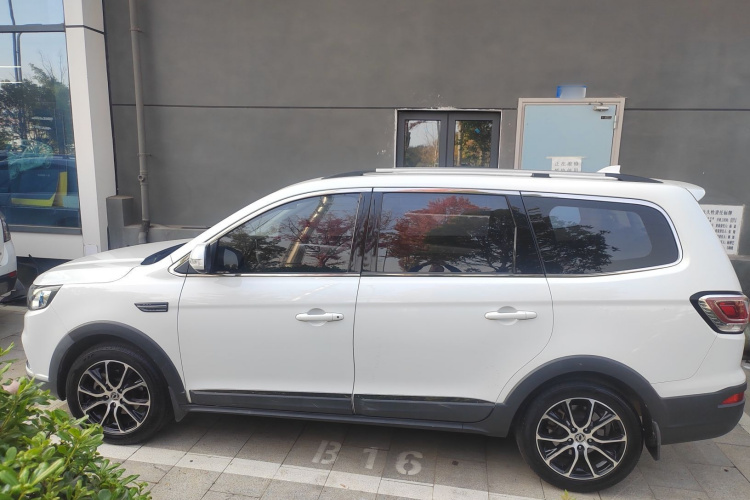 Forthing JOYEAR X6 2018 #5 Forthing JOYEAR X6 2018 car image #5