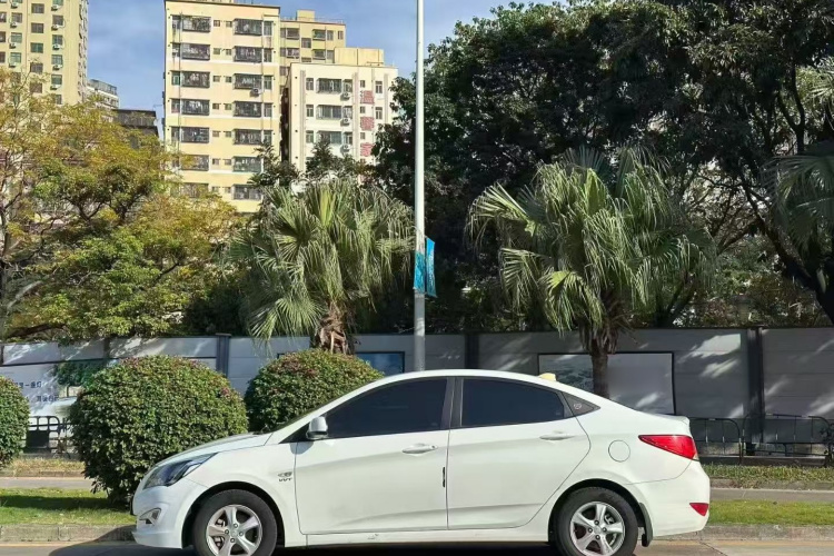 Hyundai Reina 2017 #5 Hyundai Reina 2017 car image #5