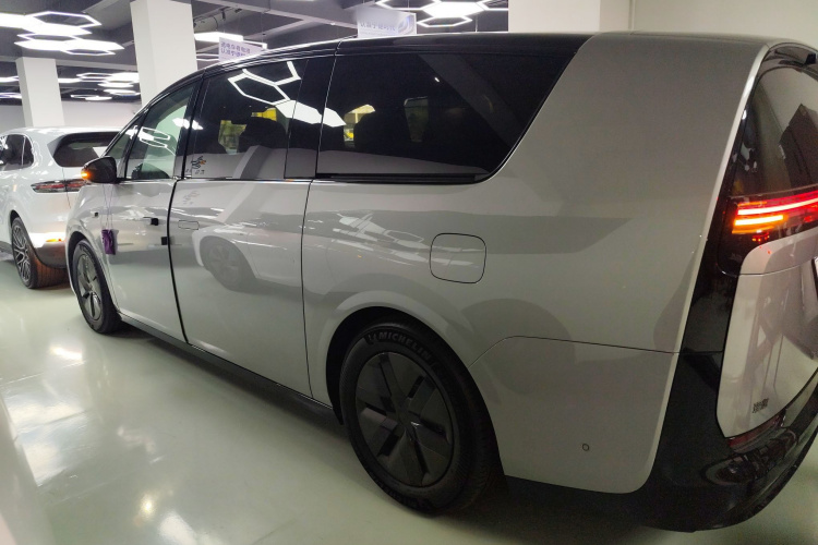 理想汽车 理想MEGA 2024 汽车图片 #5