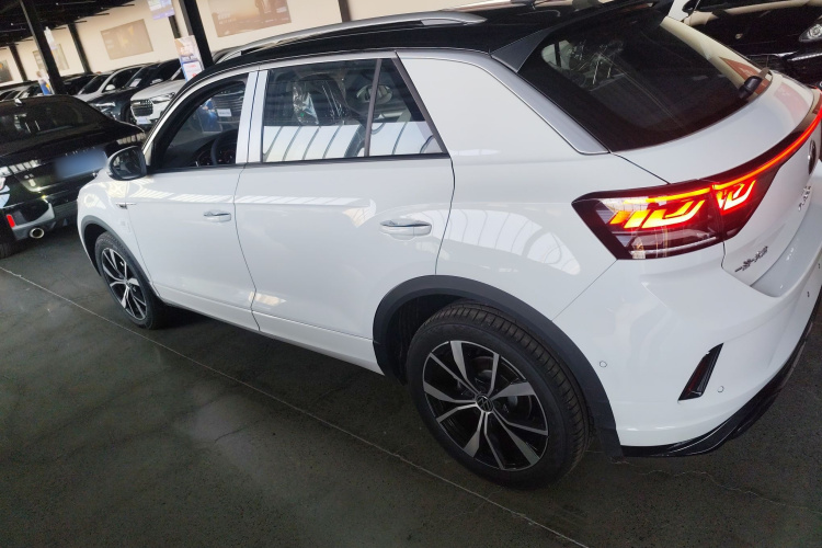 Volkswagen T-Roc 2025 car image #5