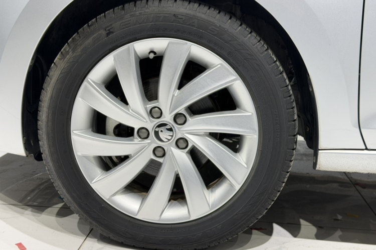Skoda Rapid 2019 car image #5