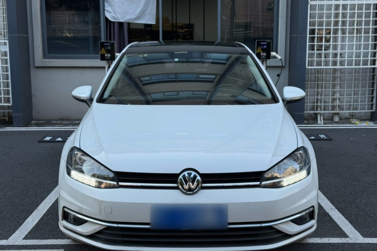 Volkswagen Golf 2018 car image #5